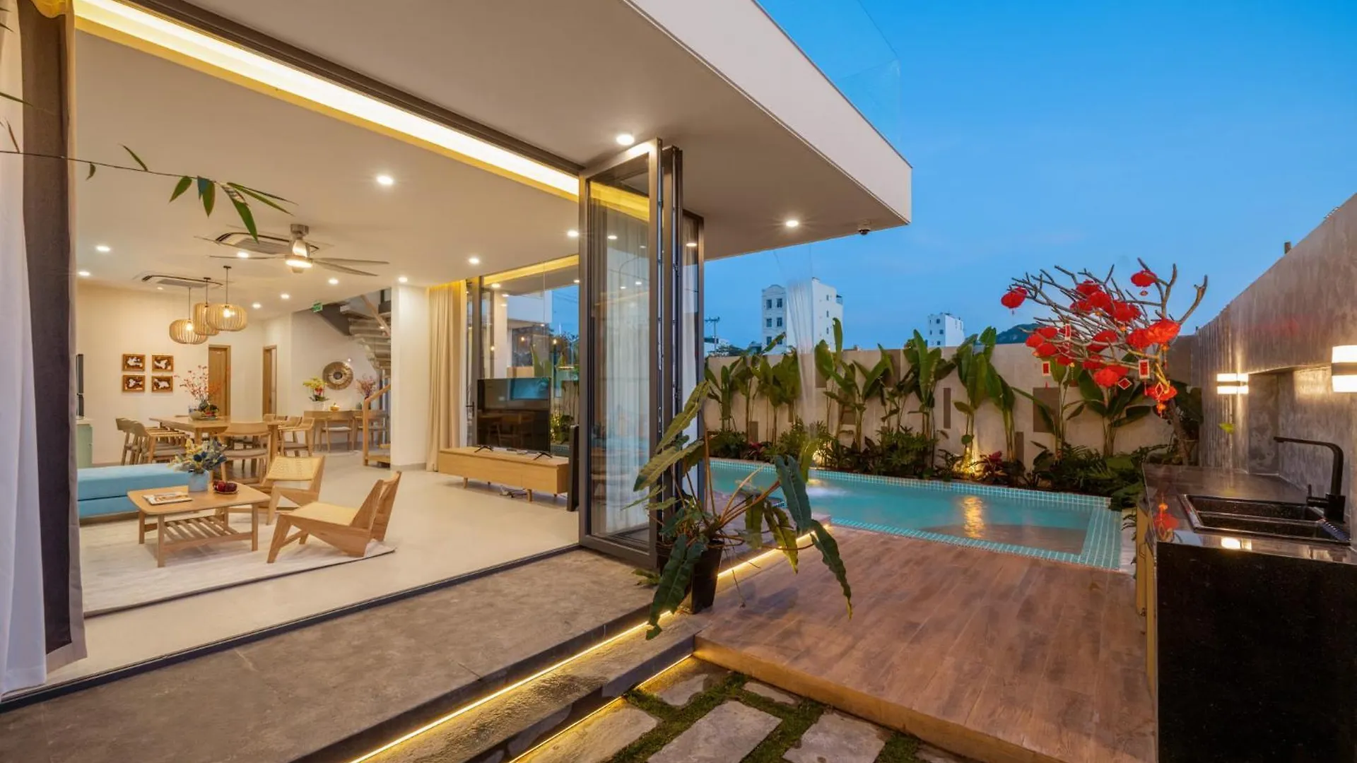 Amazing Newly Built Beach Pool Villas Danang ベトナム